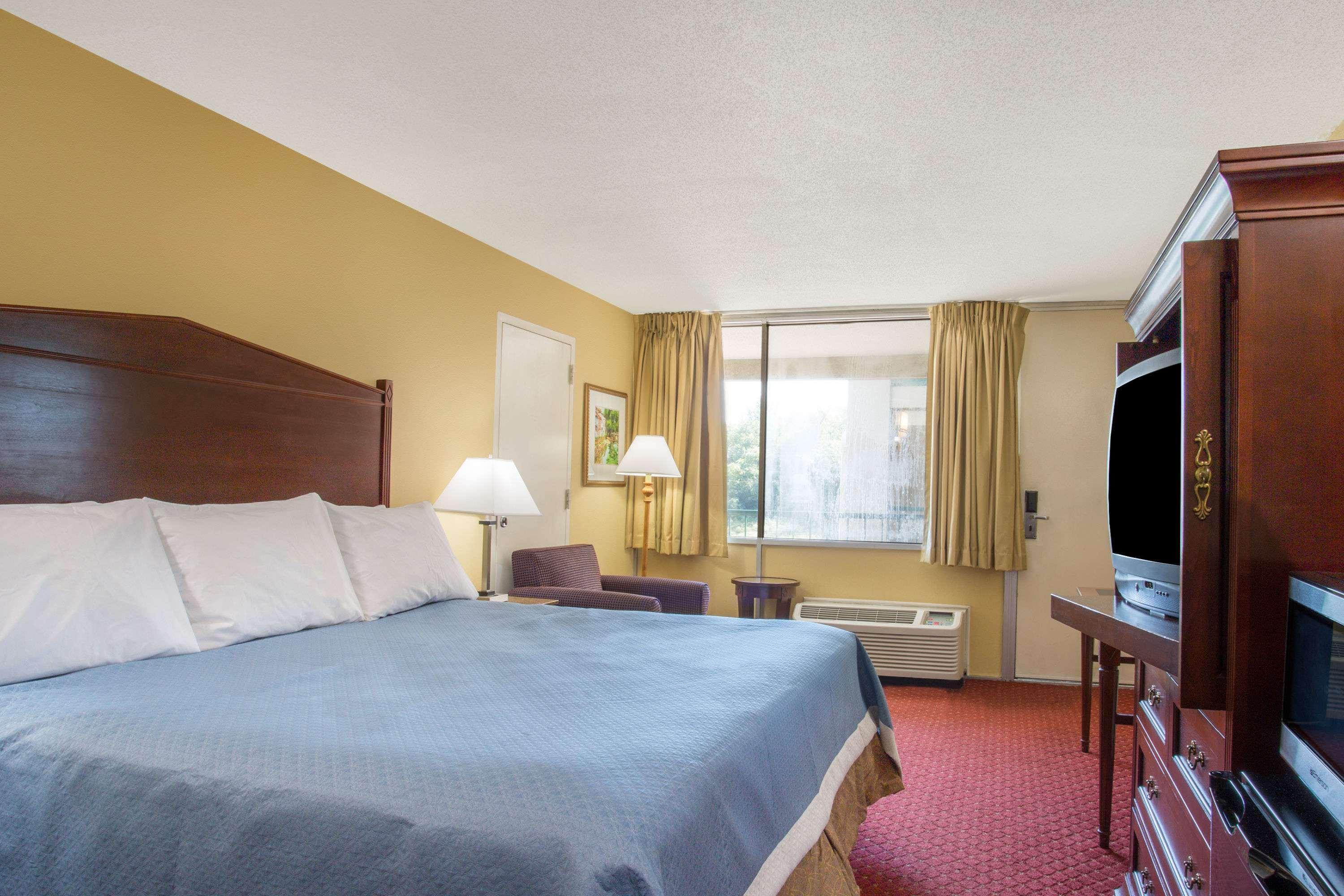 Days Inn By Wyndham Washington Dc/Gateway Εξωτερικό φωτογραφία
