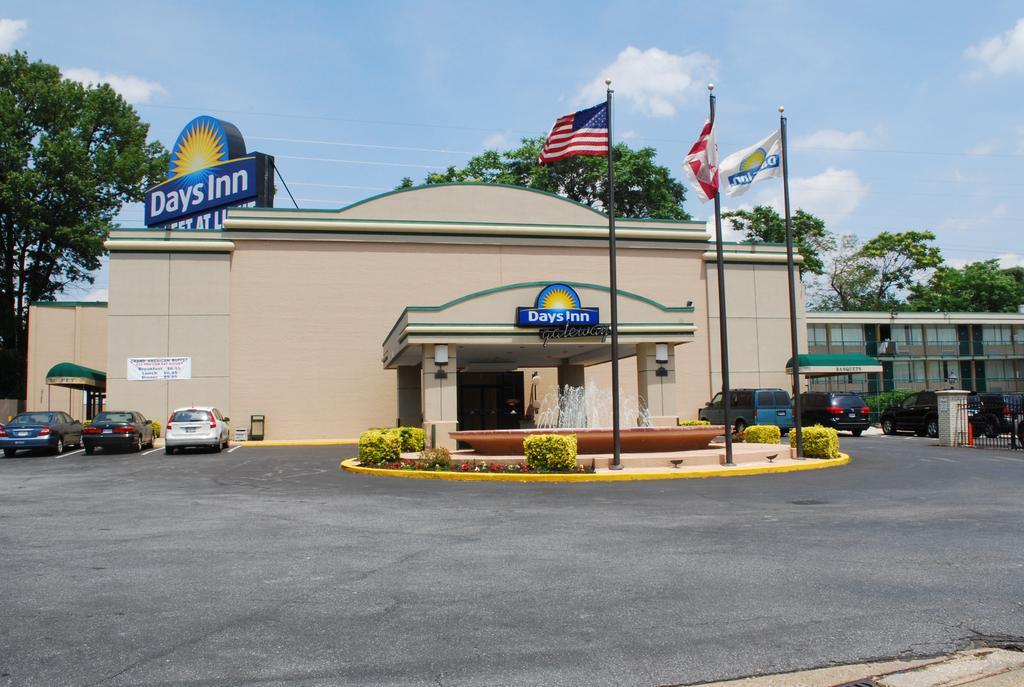 Days Inn By Wyndham Washington Dc/Gateway Εξωτερικό φωτογραφία